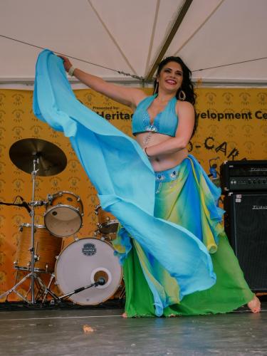 Eleni-Belly-dance-with-audience01