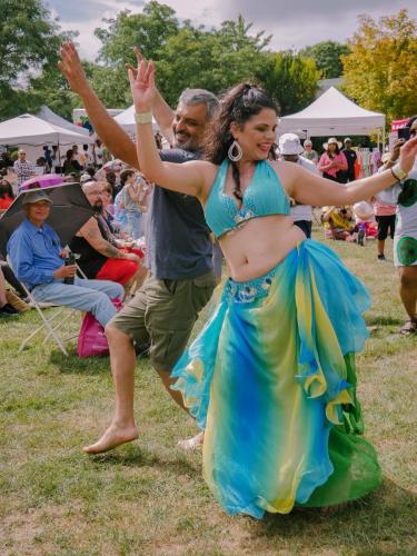 Eleni-Bellydance-with-audience
